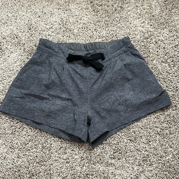 Lululemon shorts size 6 in charcoal gray - Picture 1 of 4